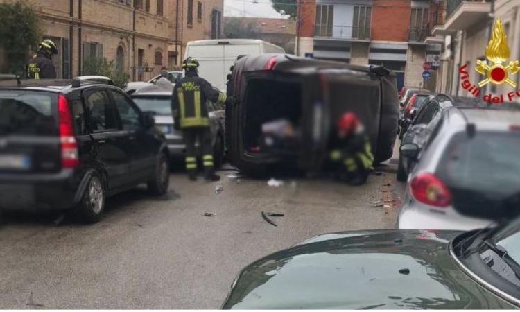 Civitanova, auto si ribalta su un fianco dopo lo scontro con le vetture in sosta: un ferito all'ospedale Civitanova, auto si ribalta su un fianco dopo lo scontro con le vetture in sosta: un ferito all'ospedale