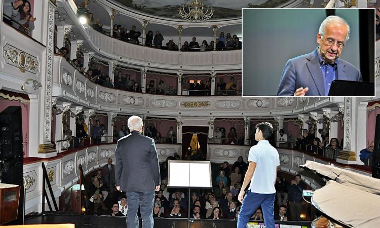 Teatro di Caldarola sold-out per Walter Veltroni: le emozioni degli anni Sessanta conquistano la platea