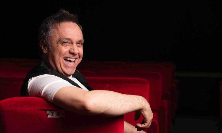 La comicità di Gabriele Cirilli a Civitanova: nel suo nuovo spettacolo c'è la supervisione artistica di Carlo Conti La comicità di Gabriele Cirilli a Civitanova: nel suo nuovo spettacolo c'è la supervisione artistica di Carlo Conti