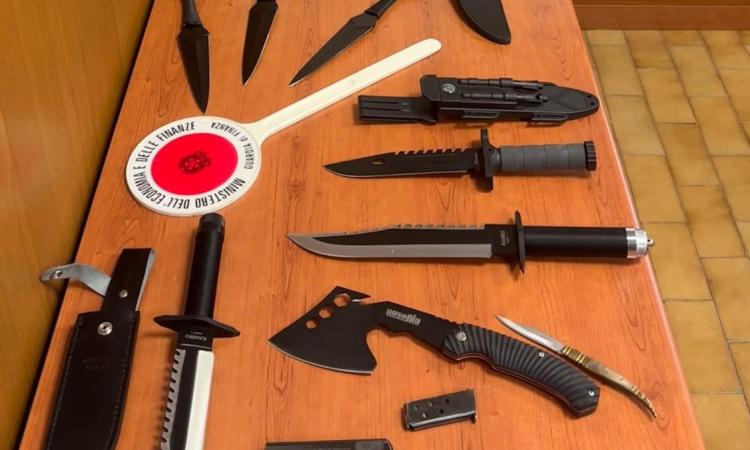 Porto Recanati, imprenditore denunciato per porto illegale di armi: in casa tirapugni e pugnali Porto Recanati, imprenditore denunciato per porto illegale di armi: in casa tirapugni e pugnali