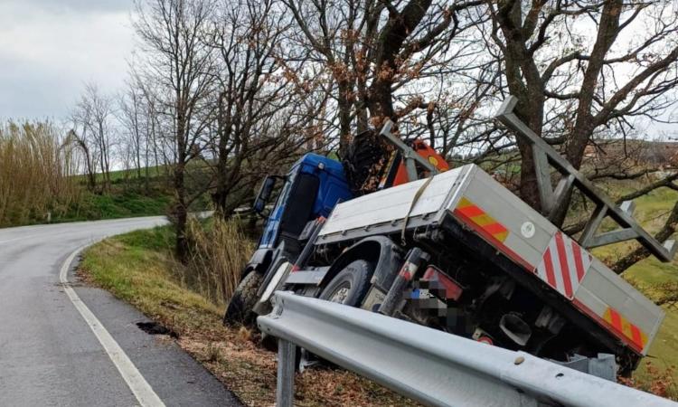 San Severino, camion finisce fuori strada lungo la provinciale 127: chiuso al traffico il tratto verso Tolentino