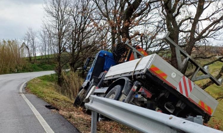 San Severino, camion finisce fuori strada lungo la provinciale 127: chiuso al traffico il tratto verso Tolentino San Severino, camion finisce fuori strada lungo la provinciale 127: chiuso al traffico il tratto verso Tolentino