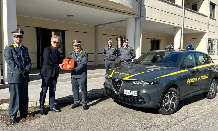 Guardia di Finanza sempre più all'avanguardia: nuovo defibrillatore a bordo dell'Alfa Tonale