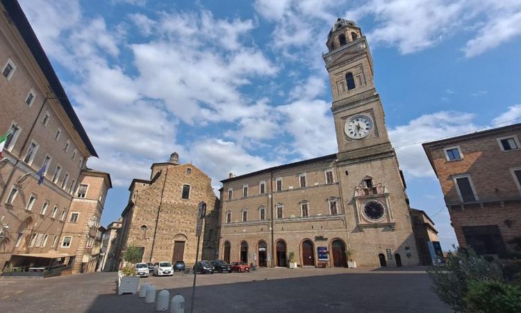 Macerata, 500mila euro per i Centri Commerciali Naturali. Esultano i commercianti: "L'unione fa la forza" Macerata, 500mila euro per i Centri Commerciali Naturali. Esultano i commercianti: "L'unione fa la forza"