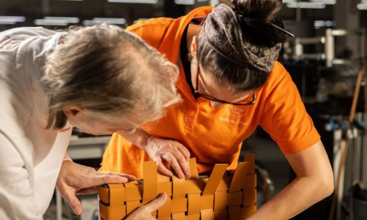 Tolentino, l'eccellenza artigianale batte quella artificiale: a lezione dai "Maestri di Tappezzeria" di Poltrona Frau Tolentino, l'eccellenza artigianale batte quella artificiale: a lezione dai "Maestri di Tappezzeria" di Poltrona Frau