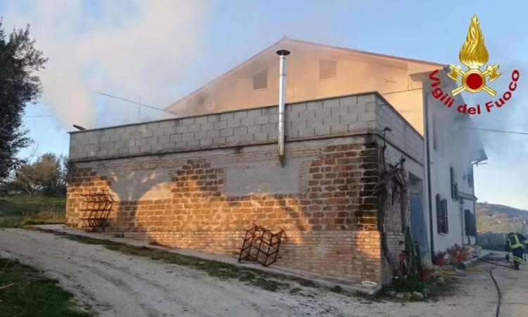 Prima il boato poi le fiamme, incendio in un'abitazione a San Severino: una donna a Torrette Prima il boato poi le fiamme, incendio in un'abitazione a San Severino: una donna a Torrette