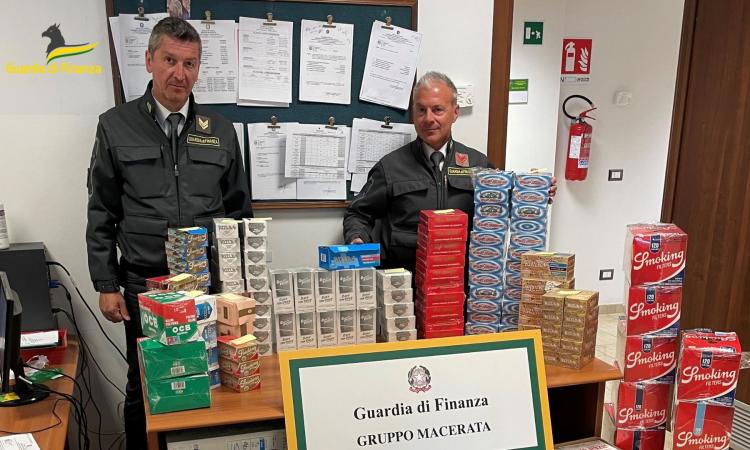 Da San Marino a Civitanova, sequestrati oltre mezzo milione di prodotti per fumatori di contrabbando Da San Marino a Civitanova, sequestrati oltre mezzo milione di prodotti per fumatori di contrabbando