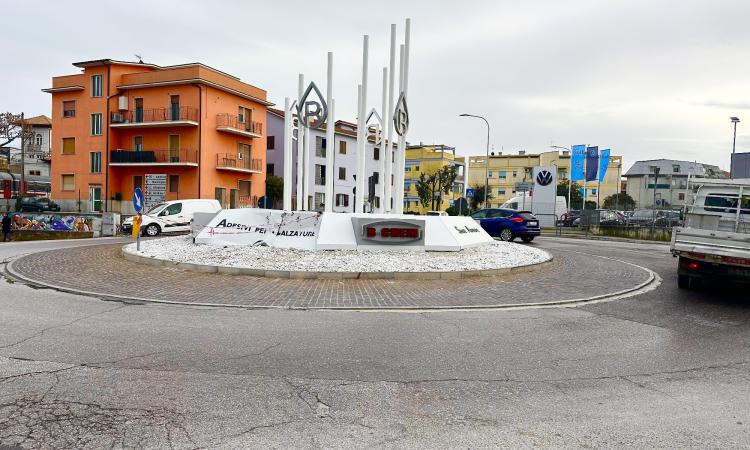 Civitanova, piano asfalti: lavori (in notturna) sulla rotatoria del Castellaro