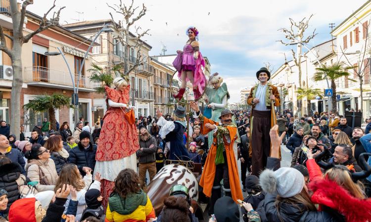 Otto gruppi mascherati e oltre 700 partecipanti: al via il Carnevale civitanovese