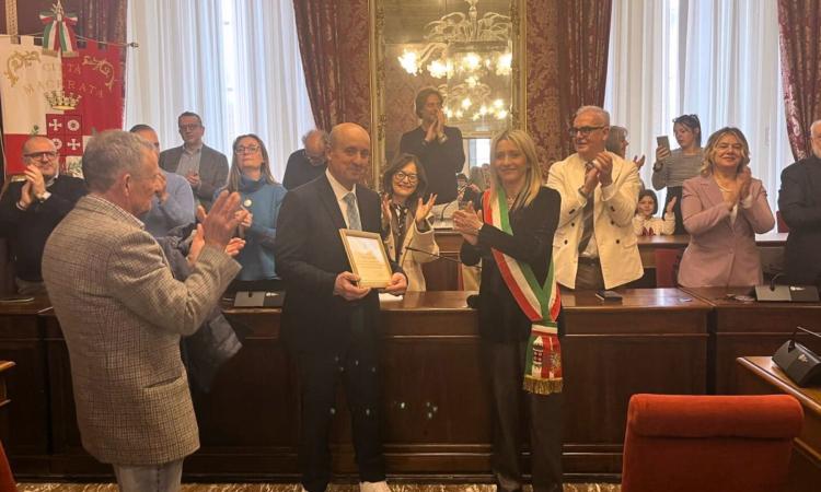Macerata, ultimo giorno in Comune per Mario Pazzarelli: l'omaggio di colleghi e amministratori Macerata, ultimo giorno in Comune per Mario Pazzarelli: l'omaggio di colleghi e amministratori