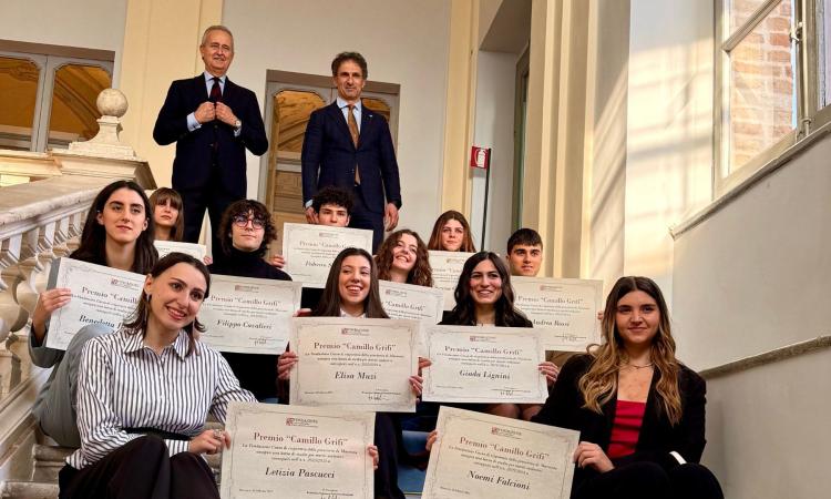 Macerata, il Premio Camillo Grifi festeggia i 25 anni: ecco i nomi degli studenti vincitori Macerata, il Premio Camillo Grifi festeggia i 25 anni: ecco i nomi degli studenti vincitori