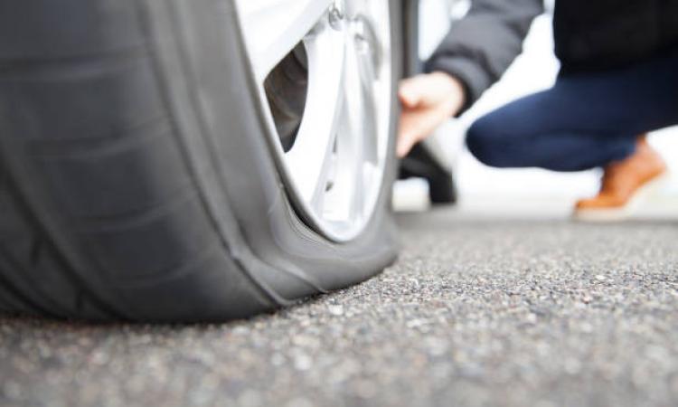 Macerata, buca le gomme dell'auto dell'insegnante: studente segnalato alla Procura