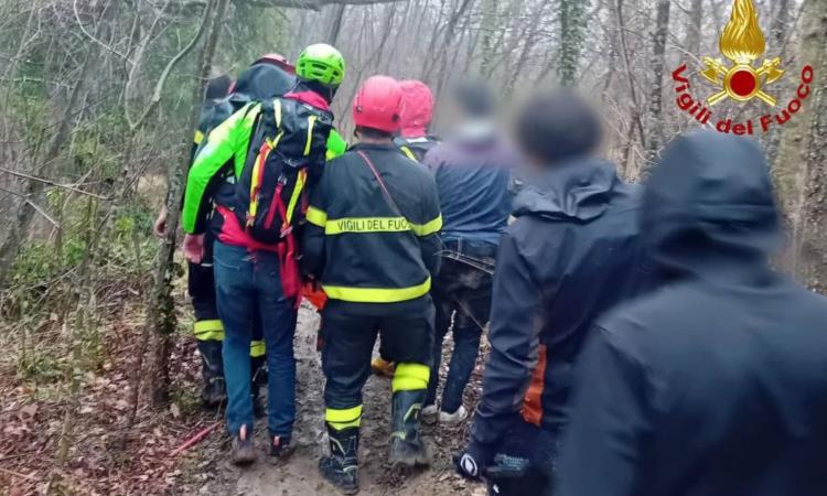 Ciclista cade e rimane bloccato su un sentiero impervio: sul posto vigili del fuoco e soccorso alpino