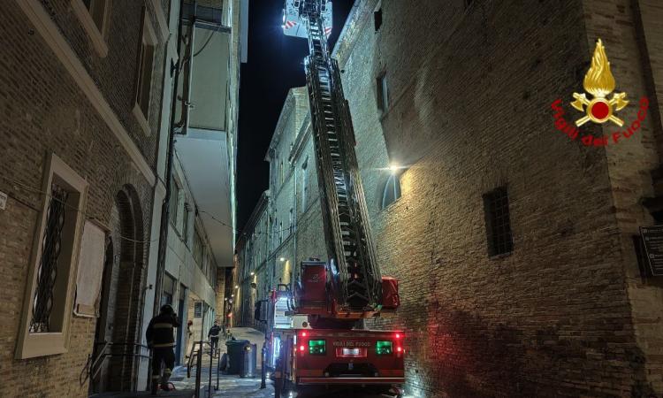 Macerata, parti pericolanti in un edificio storico: intervengono i vigili del fuoco