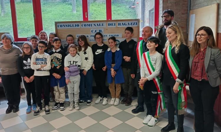 Nasce il Consiglio comunale dei ragazzi ad Apiro e Poggio San Vicino: Pietro Bravi è il primo sindaco Nasce il Consiglio comunale dei ragazzi ad Apiro e Poggio San Vicino: Pietro Bravi è il primo sindaco