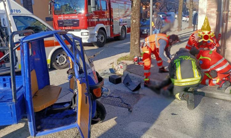 Scontro tra ape car e auto: sedicenne a Torrette in eliambulanza Scontro tra ape car e auto: sedicenne a Torrette in eliambulanza