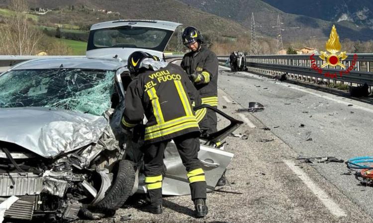 Auto contromano lungo la Statale 76 provoca un frontale: un uomo a Torrette in codice rosso