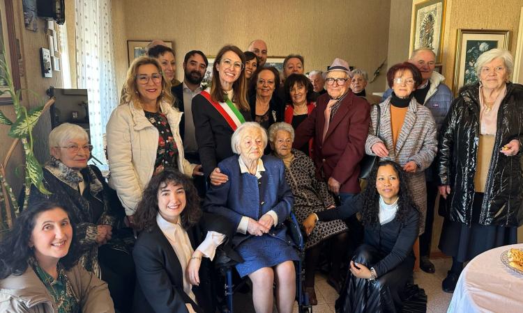 Potenza Picena, una vita dedicata all'arte della sartoria: Bianca Bartoli festeggia 100 anni