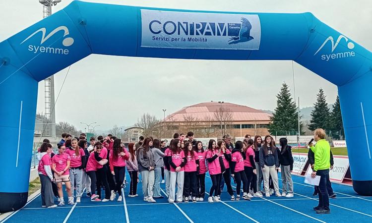 Camminata rosa a Camerino: giovani in movimento per la ricerca e l'inclusione nella Festa della Donna Camminata rosa a Camerino: giovani in movimento per la ricerca e l'inclusione nella Festa della Donna