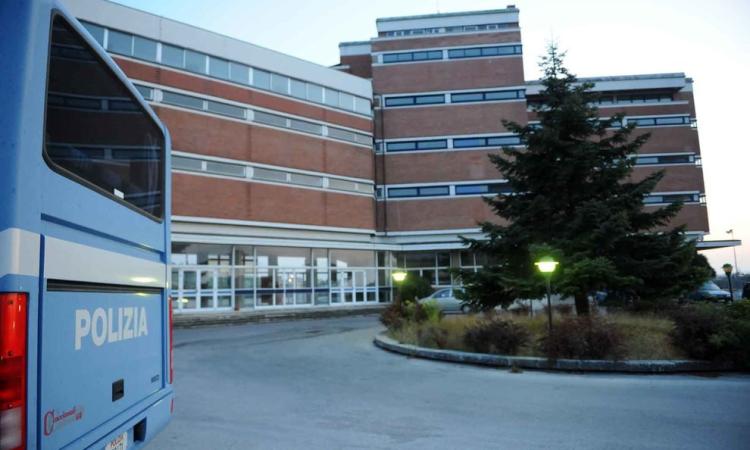 Agente fuori servizio nota la consegna di droga: due arresti, sequestrati 360 grammi di eroina Agente fuori servizio nota la consegna di droga: due arresti, sequestrati 360 grammi di eroina