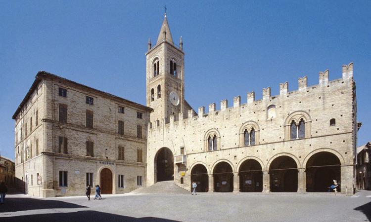 "L'abitudine di cadere. Discorso sulle donne": la mostra a Montecassiano