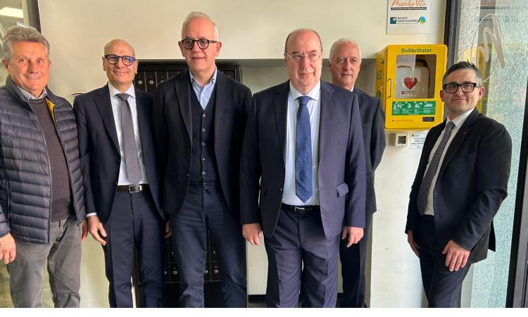 Un defibrillatore in filiale a servizio della comunità: Banco Marchigiano e Marche Vita insieme Un defibrillatore in filiale a servizio della comunità: Banco Marchigiano e Marche Vita insieme
