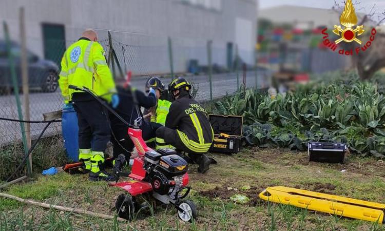 Resta incastrato nelle lame della motozappa: uomo finisce in ospedale