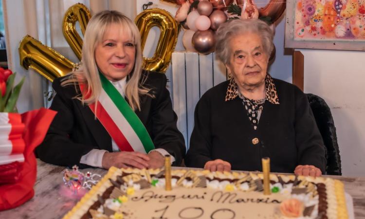 Marzia Elisei spegne 100 candeline: è festa a San Severino Marzia Elisei spegne 100 candeline: è festa a San Severino