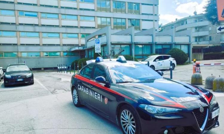 Deve sottoporsi a una piccola operazione, ma è alterato: 69enne aggredisce sanitari e carabinieri