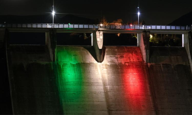 "Bagliori nella notte", la diga di Castreccioni si illumina con il tricolore "Bagliori nella notte", la diga di Castreccioni si illumina con il tricolore