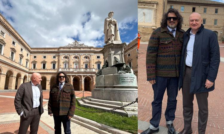 Alessandro Borghese a Recanati: ecco le foto con il sindaco in piazza Leopardi