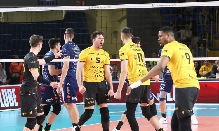 Leon ruggisce a suon di ace, la Lube si inchina: è il Lublin a vincere la Challenge Cup Leon ruggisce a suon di ace, la Lube si inchina: è il Lublin a vincere la Challenge Cup