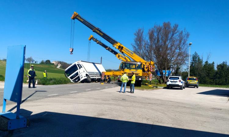 Macerata, camion fuori strada a Villa Potenza: intervento di polizia locale e Anas Macerata, camion fuori strada a Villa Potenza: intervento di polizia locale e Anas