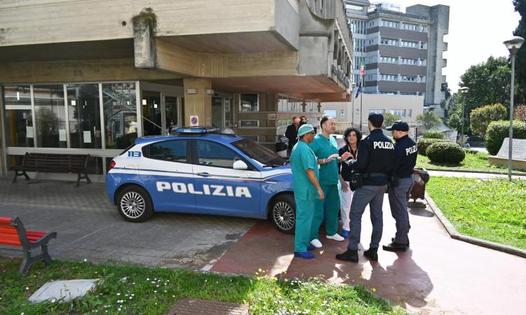 Macerata, ruba oltre 300 euro nelle camere dei pazienti: arrestato 'topo d'ospedale' Macerata, ruba oltre 300 euro nelle camere dei pazienti: arrestato 'topo d'ospedale'