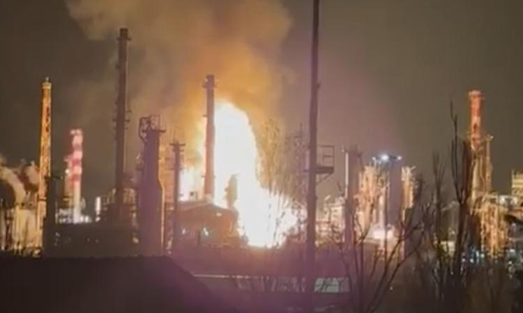 Falconara, incendio alla raffineria Api: intervento dei vigili del fuoco in corso Falconara, incendio alla raffineria Api: intervento dei vigili del fuoco in corso