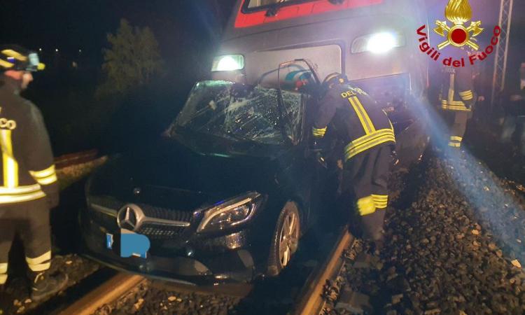 Auto sui binari quando il passaggio a livello è in chiusura: vettura travolta  dal treno