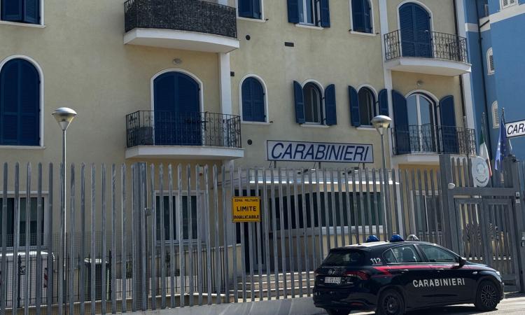 Porto Recanati, tentato furto al Centro Scommesse: ladri sfondano la vetrata e fuggono Porto Recanati, tentato furto al Centro Scommesse: ladri sfondano la vetrata e fuggono