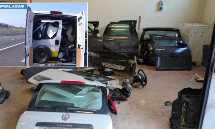 Furgone fermato in A14, nell'abitacolo ci sono 67 parti di auto rubate: due denunciati