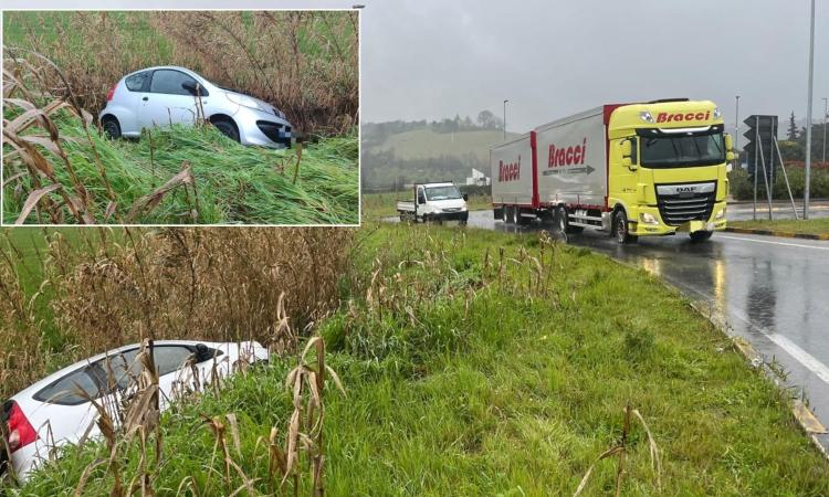 Macerata, perde il controllo dell'auto e finisce nel fossato (FOTO) Macerata, perde il controllo dell'auto e finisce nel fossato (FOTO)