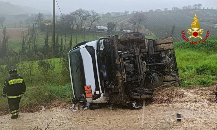 Si ribalta autocisterna che trasporta Gpl: delicato intervento dei vigili del fuoco Si ribalta autocisterna che trasporta Gpl: delicato intervento dei vigili del fuoco