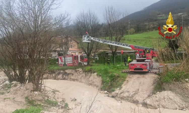 Maltempo Marche, allerta rossa per il fiume Esino, nel Pesarese soccorse due persone rimaste isolate Maltempo Marche, allerta rossa per il fiume Esino, nel Pesarese soccorse due persone rimaste isolate