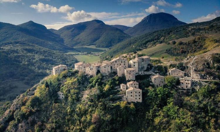 Elcito, il "Tibet delle Marche": pubblicata la prima guida turistica completa del borgo Elcito, il "Tibet delle Marche": pubblicata la prima guida turistica completa del borgo