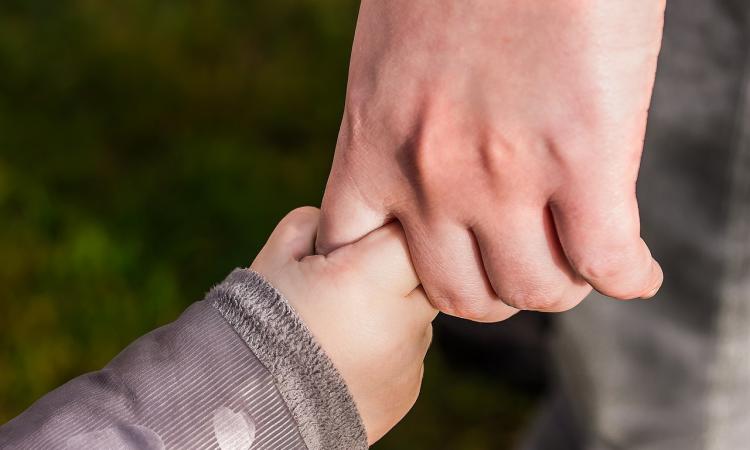 È incostituzionale escludere i single dalle adozioni internazionali?