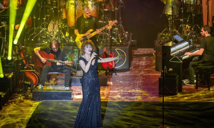 Fiorella Sinfonica, Mannoia conquista il Rossini di Civitanova con i suoi più grandi successi Fiorella Sinfonica, Mannoia conquista il Rossini di Civitanova con i suoi più grandi successi
