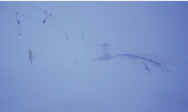 Risveglio sotto la neve, la coltre bianca ammanta i Sibillini