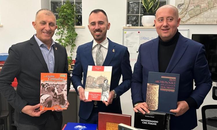 Matelica, donati 50 libri della Provincia di Macerata alla Pro Loco: un patrimonio a disposizione di tutti Matelica, donati 50 libri della Provincia di Macerata alla Pro Loco: un patrimonio a disposizione di tutti