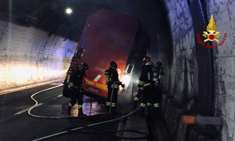 A14, rimorchio di un camion va in fiamme lungo la galleria: pronto intervento dei vigili del fuoco