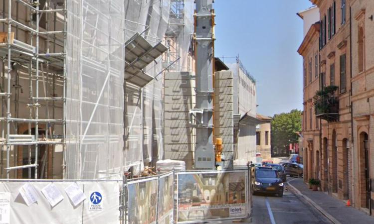 Tolentino, lavori urgenti in corso Garibaldi dopo un cedimento: scatta divieto di circolazione e sosta Tolentino, lavori urgenti in corso Garibaldi dopo un cedimento: scatta divieto di circolazione e sosta