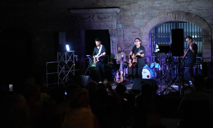 Civitanova, "Canzoni contro la paura": il collettivo Fra Luna e Mare omaggia Brunori Sas Civitanova, "Canzoni contro la paura": il collettivo Fra Luna e Mare omaggia Brunori Sas