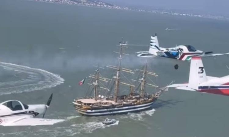 Vento in poppa per l'Amerigo Vespucci: la nave "più bella del mondo" saluta le Marche dopo 2 giorni di folla Vento in poppa per l'Amerigo Vespucci: la nave "più bella del mondo" saluta le Marche dopo 2 giorni di folla